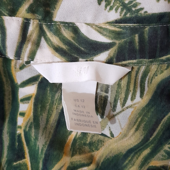 ● H&M | Sleeveless semi sheer Palm Leaf Botton Up - Picture 9 of 13